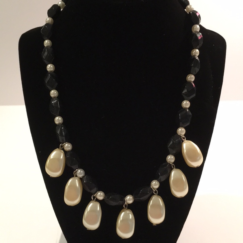 Black bead with pearl necklace